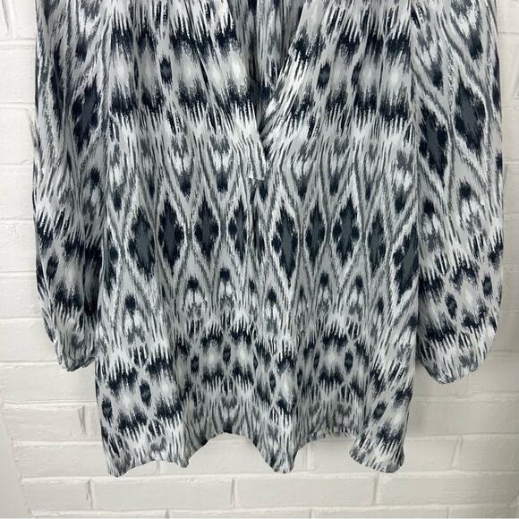 Joie Ikat Patterned 100% Silk Blouse Size XS - Picture 3 of 8